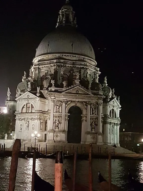 Casa de hóspedes Friendly Venice Suites