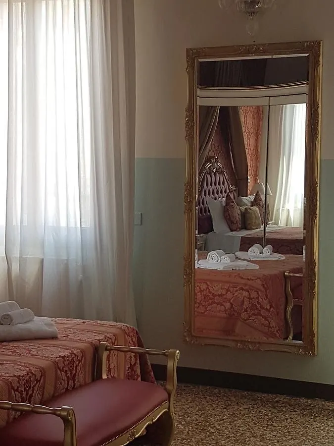 Friendly Venice Suites 2*,