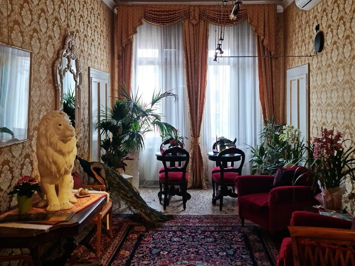 Friendly Venice Suites