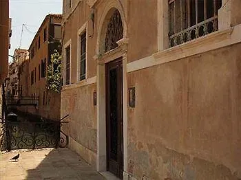 Friendly Venice Suites Guest house