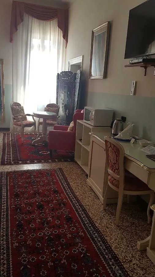 Friendly Venice Suites 2*,